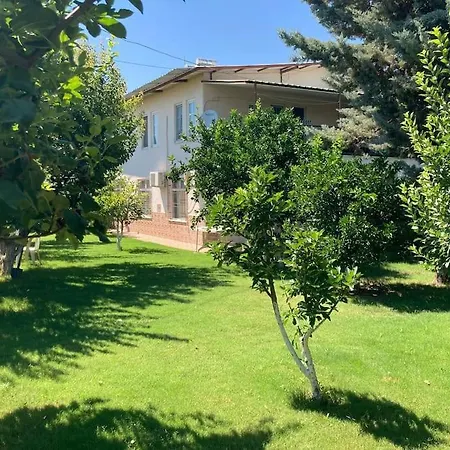 Havuz Imkani Sunan Doga Ile Ic Ice Bir Ev Villa